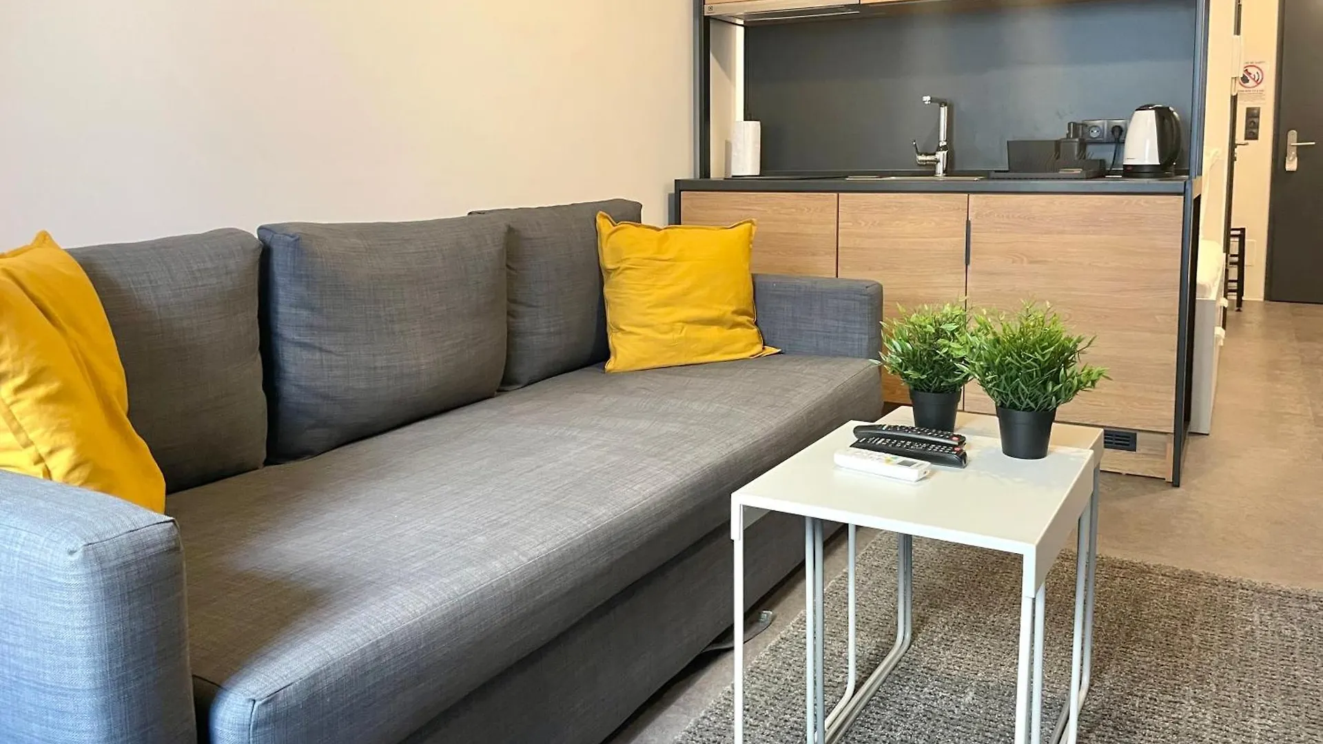 Studio Apartment By Hi5- Rottenbiller Apartment contacts